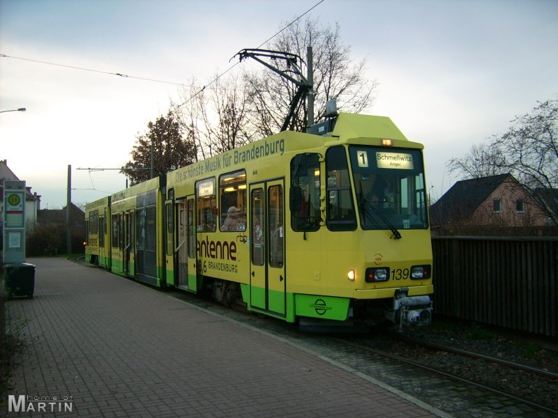 Tw 139 wartet in der Wendeschleife Strbitz auf Fahrgste (04.12.2008)