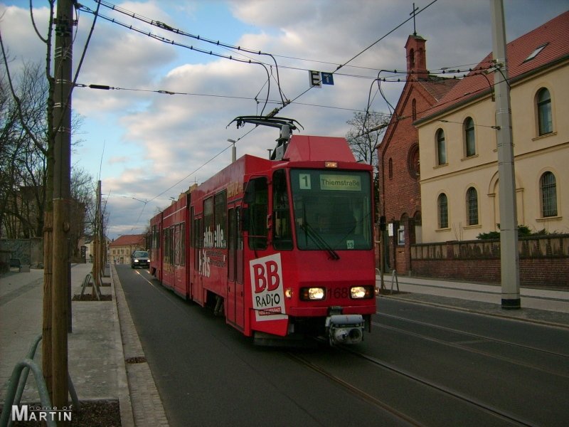 Tw 168 kurz vor der Bahnunterfhrung in der Strae der Jugend (20.03.2009)