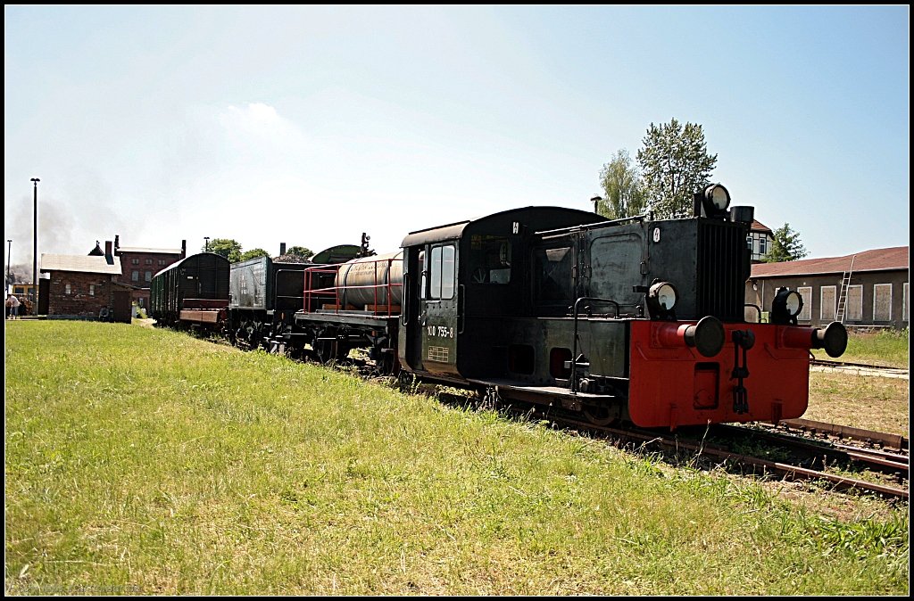 100 755-8 steht mit einem Bahndienstzug auf einem der Gleise des Vereinsgel�ndes (ex DR, Dampflokfest im Traditionsbahnbetriebswerk Sta�furt, gesehen Sta�furt-Leopoldshall 05.06.2010)