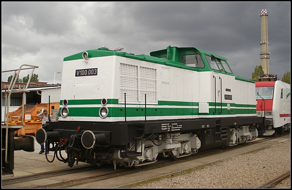  100 Jahre Innovation und Technologie . Unter diesem Motto sollte das Schaffen des Werks in Hennigsdorf gezeigt werden. Da darf dann auch die V100 nicht fehlen, hier in Vertretung durch V100 003 von DB Regio S�d-Ost (Tag der offenen T�r Bombardier Hennigsdorf 18.09.2010)