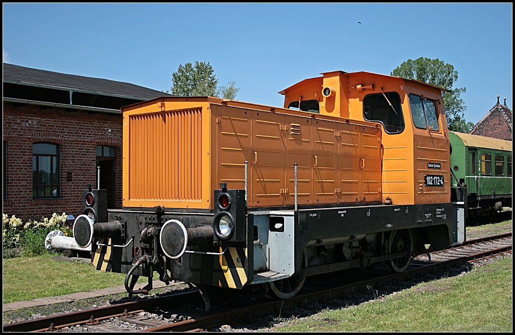 102 172-4 der  Traditionsgemeinschaft Ferkeltaxi e.V.  steht auf einem der Gleise des Vereinsgel�ndes und sonnt sich (Dampflokfest im Traditionsbahnbetriebswerk Sta�furt, gesehen Sta�furt-Leopoldshall 05.06.2010)