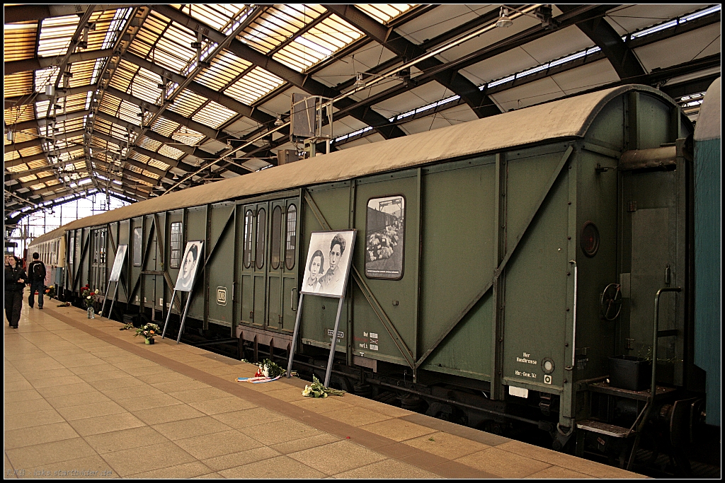 113 844 K�l ist ein ehemaliger Behelfspackwagen, der aus Behelfspersonenwagen der Gattung MCi-43 gebaut wurde. Hier l�uft er als Ausstellungswagen im  Zug der Erinnerungen  mit (ex DB MPw4yge, gesehen Berlin Friedrichstra�e 21.05.2010)