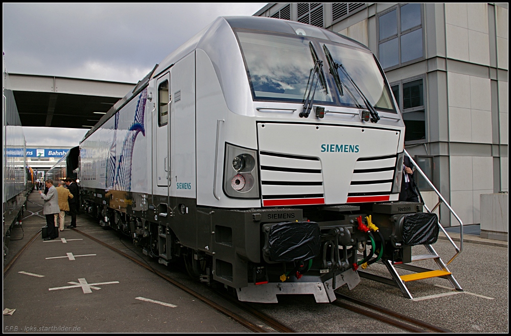 193 902-4 ist eine Mehrsystemlok aus der Siemesn Vectron-Familie f�r den grenz�berschreitenen operablen Verkehr (NVR-Nummer 91 80 6193 902-4. UIC: DE, AT, CH, IT, NL, 3000V/1500V/1000V; INNOTRANS 2010 Berlin 2010)