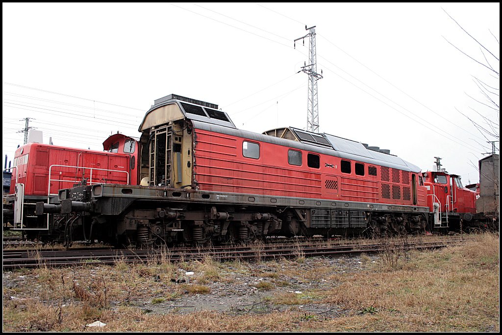 232 091-9 f�llt sofort auf. Es ist die ehemalige 132 091-0 die am 31.12.2005 im Aw Cottbus z-gestellt wurde und inzwischen auch als Ersatzteilspender dient (Cottbus 28.12.2009)