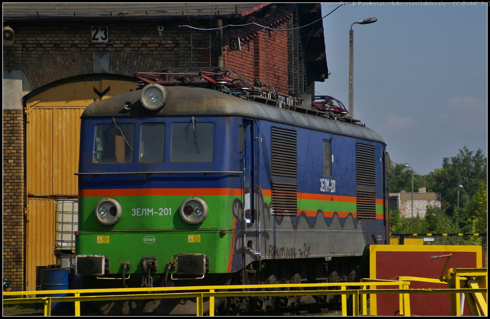 3E/1M-201 der PHU Lokomotiv am 09.07.2013 im Betriebswerk Kostrzyn (PL). Es handelt sich um die ehemalige PKP ET21-491, die als Heizlok in Stalowa Wola Rozwadow stationiert war. Aufgearbeitet wurde sie 2009 von ZNTK Olesnica.

Vielen Dank an die Hobbykollegen von bahnbilder.de f�r die Infos!