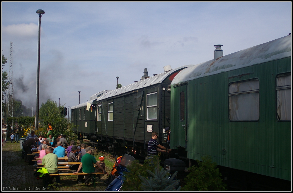 5. Berliner Eisenbahnfest: Pausieren an alten Waggons (gesehen Berlin Bw Sch�neweide 09.09.2012)