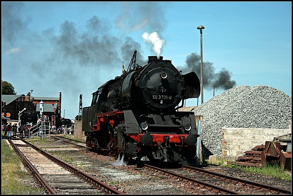 50 3708-0 stand auch f�r F�hrerstandsmitfahrten bereit, was besonders von den Kindern rege genutzt wurde (Dampflokfest im Traditionsbahnbetriebswerk Sta�furt, gesehen Sta�furt-Leopoldshall 05.06.2010)