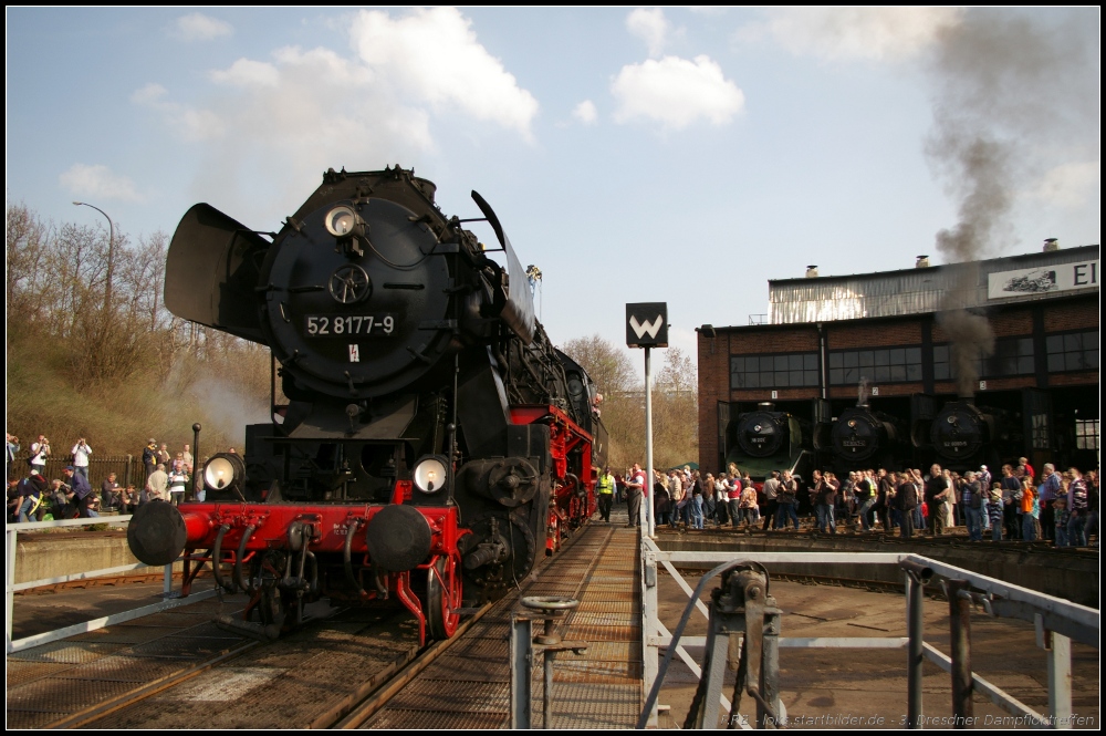 52 8177 der Eisenbahnfreunde Berlin darf nun endlich auf die Drehscheibe um ihre Wagen zu übernehmen, damit sie als Sonderzug vom Dresdner Hauptbahnhof nach Berlin fahren kann (gesehen Eisenbahnmuseum Dresden-Altstadt 02.04.2011)