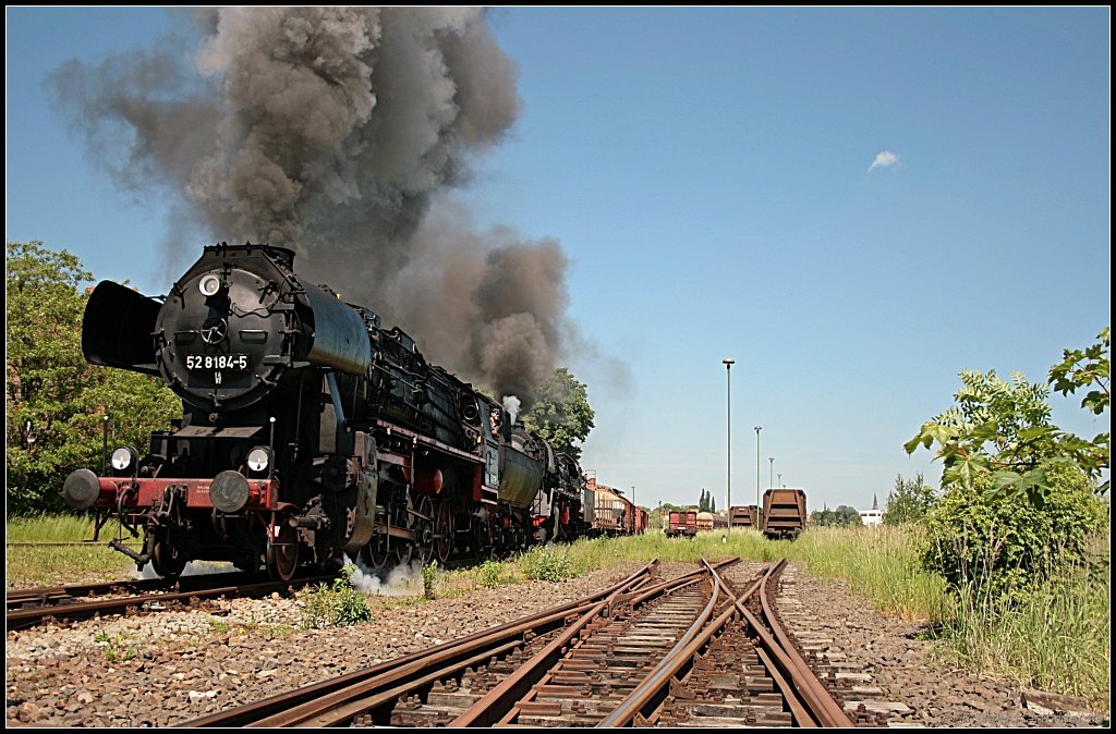 52 8184-5 mit 50 3708-0 und dem Fotog�terzug aus einer anderen Perspektive (Dampflokfest im Traditionsbahnbetriebswerk Sta�furt, gesehen Sta�furt-Leopoldshall 05.06.2010)