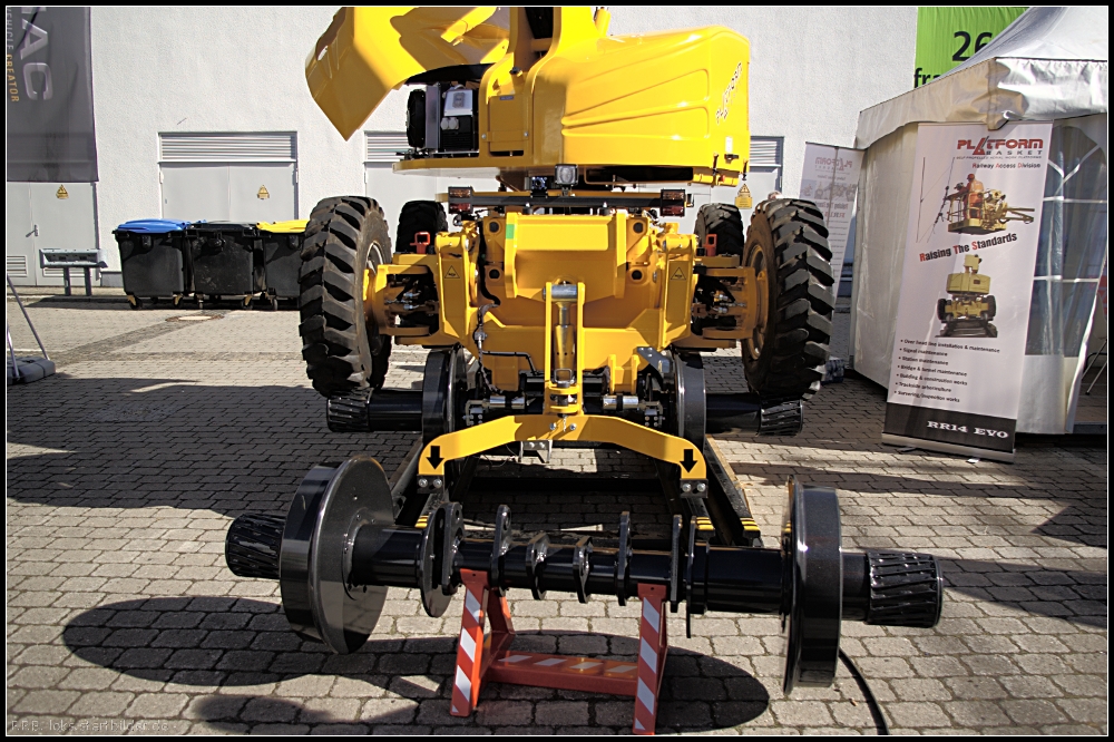 Achse der Zweiwegeb�hne des italienischen Herstellers PLATFORM BASKET auf der InnoTrans 2012 in Berlin