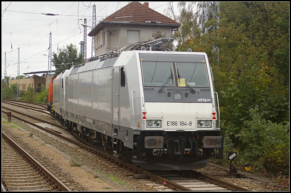 akiem E186 184-8 und die Schwesterlok E186 186-3 werden auf das Gel�nde von Bombardier gezogen (NVR-Nummer: 91 80 6186 184-8 D-VC, gesehen Hennigsdorf b. Berlin 28.09.2010)