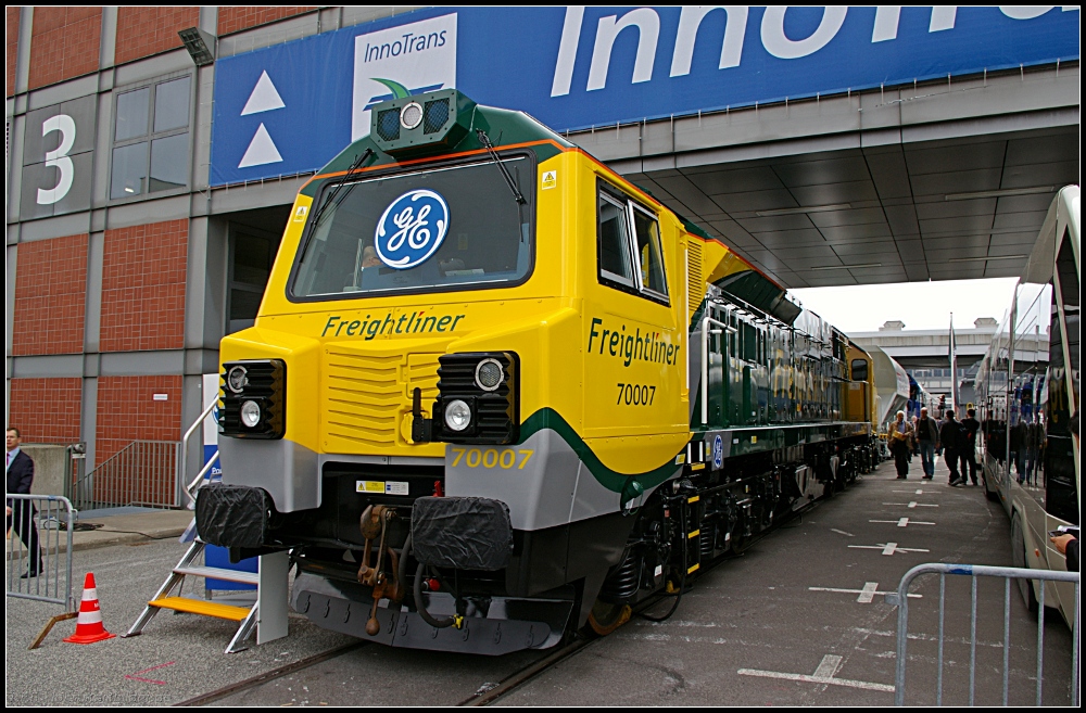 Auch die Class 70 von GE Transportation ist auf geringen Schadstoffausto� getrimmt worden, auch die Performance wurde gesteigert. Die Class 70 ist die erste Lok von GE die f�r den europ�ischen Markt konzipiert wurde. Sie besitzt eine Leistung von 2750 kW bei max. 120 km/h. Die Lok wiegt 129 Tonnen, Achsanordnung Co'Co' (INNOTRANS 2010, gesehen Berlin 21.09.2010)