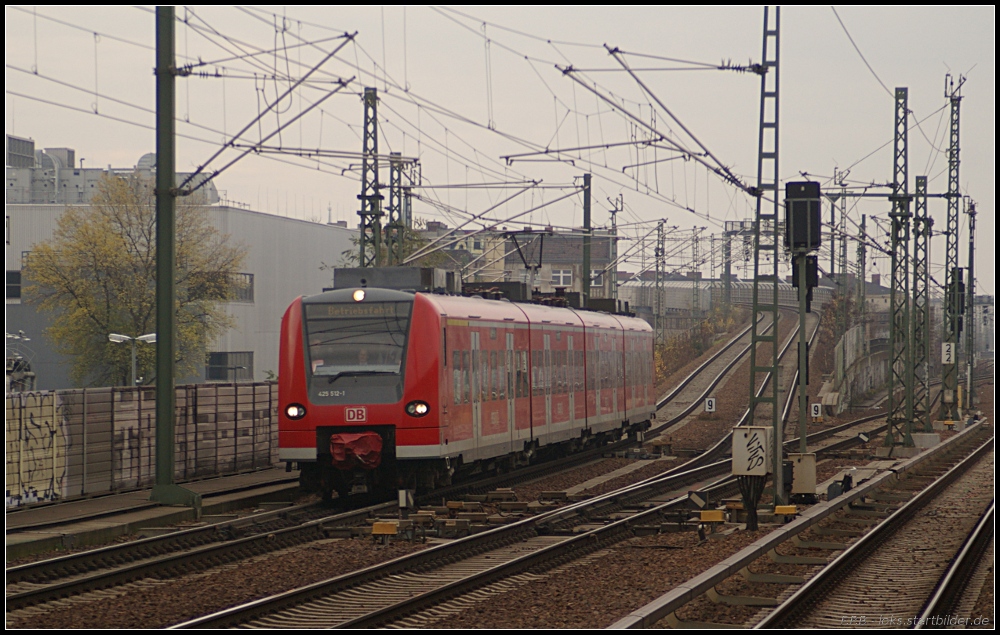 Aus der Verbindungskurve vom Berliner Hauptbahnhof kommt 425 512-1/425 012-2 w�hrend der Streckenerkundungsfahrt f�r den zuk�nftigen IRE (gesehen Berlin-Wedding 20.11.2010)