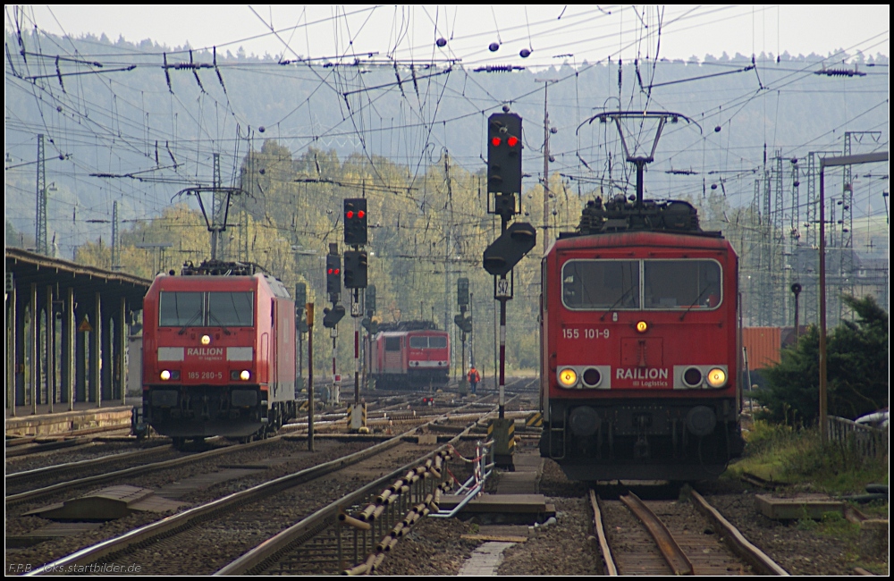  B�umchen wechsle Dich  an einem Lokzug: Bis Bebra ging es mit 155 101-9 und dann ging es weiter mit 185 280-5 (gesehen Bebra 14.10.2010)