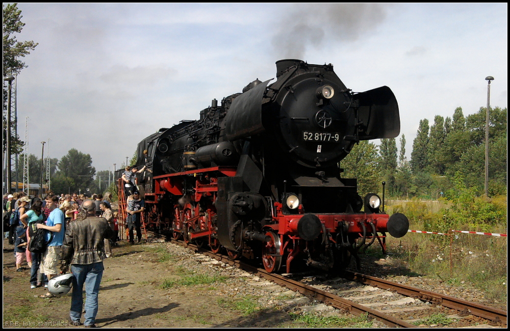 Beim 5. Berliner Eisenbahnfest lud 52 8177-9 zu F�hrerstandsmitfahrten ein (gesehen Berlin Bw Sch�neweide 09.09.2012)