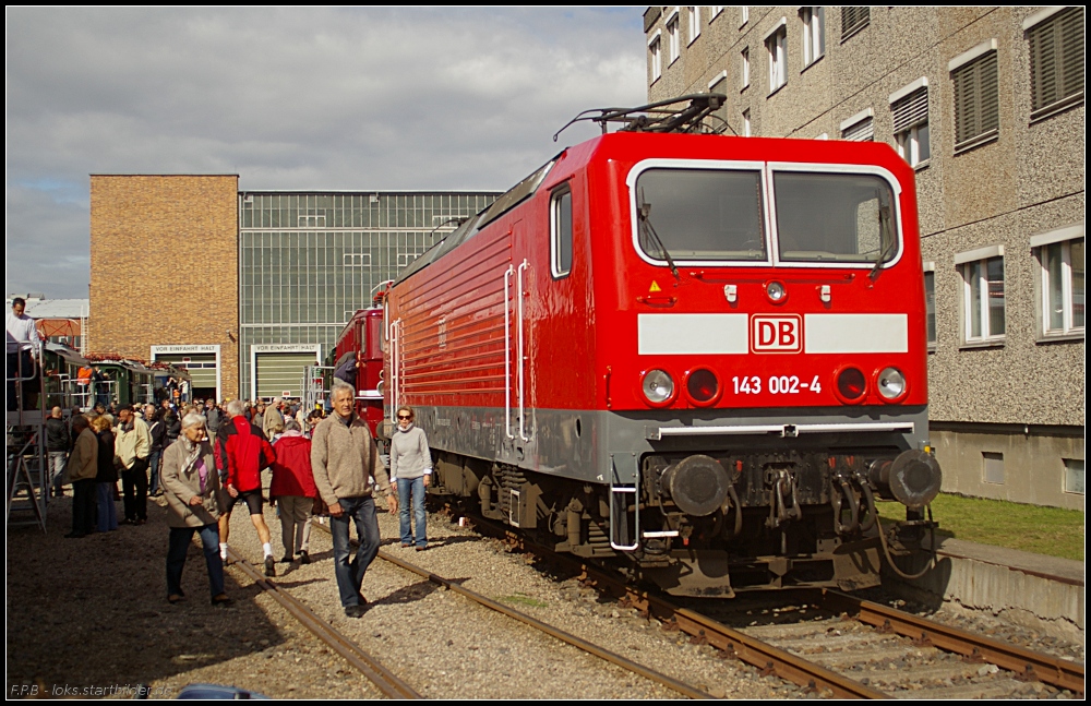 Bekannt durch den Einsatz im Regionalverkehr sind die Loks des LEW Hennigsdorf. 143 002-4 in der Fahrzeugaustellung (Tag der offenen Tür Bombardier Hennigsdorf 18.09.2010)