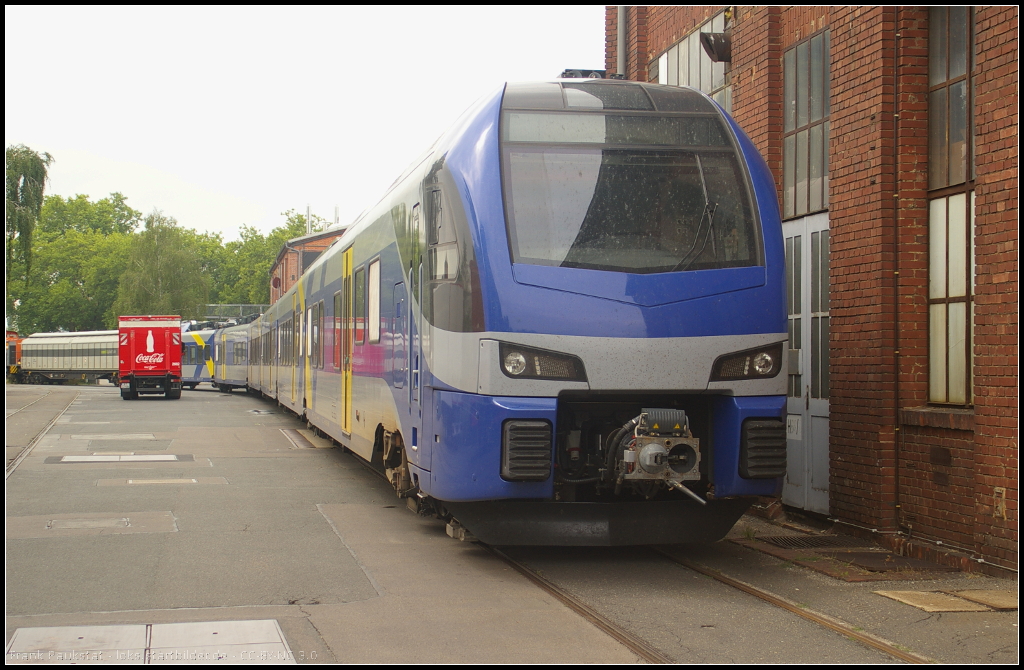 BOB 1430 001 / 1430 501 der Bayrische Oberlandbahn GmbH nach der �berf�hrung aus Velim zu Stadler am 07.08.2013 in Berlin-Reinickendorf. Bei diesem Triebzug handelt es sich um ET 301 der BOB und ist ein 6teiliger FLIRT3 der Fa. Stadler Pankow der ab Dezember 2013 auf den Strecken M�nchen – Rosenheim – Salzburg/Kufstein und M�nchen – Holzkirchen - Rosenheim (Netz Rosenheim) unter dem Namen MERIDIAN im Einsatz sein. N�heres unter http://www.der-meridian.de/