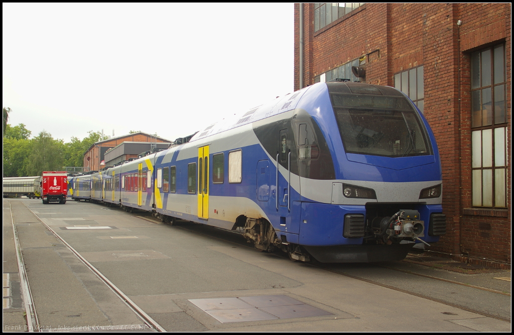 BOB ET 301 / 1430 001-6 in Berlin Reinickendorf, 07.08.2013
<br><br>
Nach den Versuchsfahrten auf dem Eisenbahnversuchsring Velim ist der Triebzug vom Typ FLIRT 3 zu Stadler �berf�hrt worden. Die Bayrische Oberlandbahn GmbH wird diesen Zug ab Dezember 2013 auf den Strecken M�nchen – Rosenheim – Salzburg/Kufstein und M�nchen – Holzkirchen - Rosenheim unter dem Namen MERIDIAN f�r mindestens zw�lf Jahre betreiben (NVR-Nummer 94 80 1430 001-6 D-BOBY, n�heres unter http://www.der-meridian.de/)