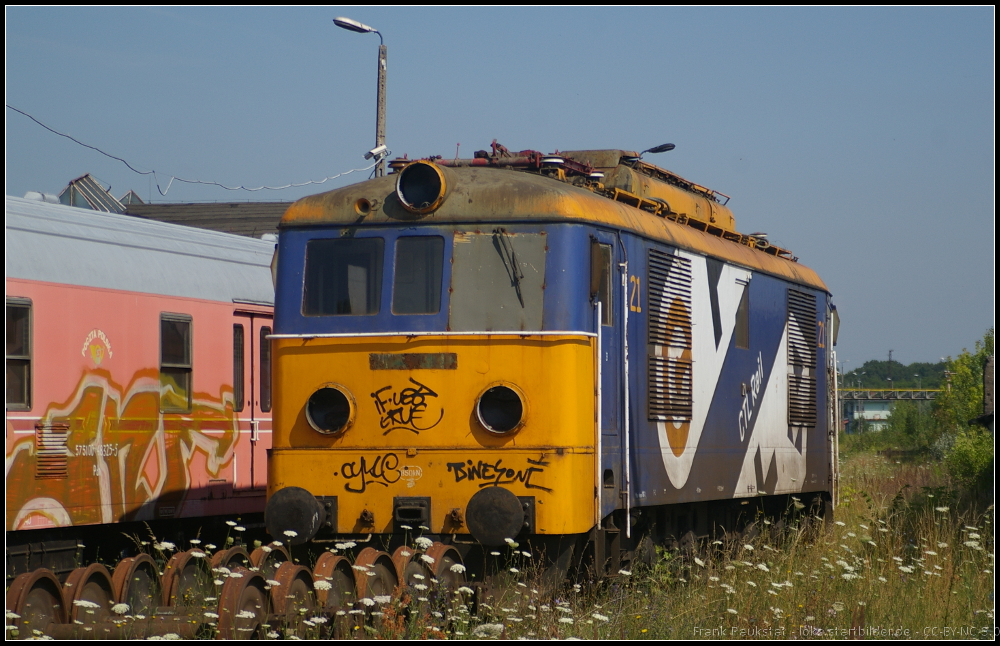 CTL Rail 21 / ET21-21 steht als Ersatzteilspender neben einem Wagen der Poczta Polska (57 5100 48325-5 Pdn) neben dem Betriebswerk Kostrzyn
<br><br>
Update: Verschrottet im Jahr 2017