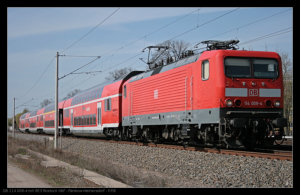 DB 114 009-4 mit dem RE5 nach Rostock Hbf (Berlin Pankow-Heinersdorf 20.04.2010 - Update: nach Brandschaden 07/2011 in Bln.-Lichtenberg abgestellt - 09/2011: �berstellt nach Dessau Aw)