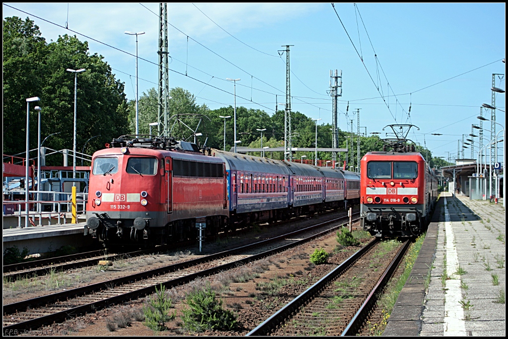 DB 115 332-9 steht nach dem Umsetzen der Lok auf Gleis 8 und muss erst noch DB 114 016-9 mit dem RE 1 nach Frankfurt (Oder) passieren lassen (gesehen Berlin Wannsee 03.06.2010 - Update 115 332-9: 04/2012 zA in Bln.-Rummelsburg; 09/2012 in Dortmund Bbf zA; 24.09.2012 nach Eschweiler �berstellt)