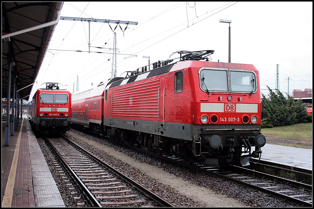 DB 143 889-4 und DB 143 007-3 pausieren bis es wieder auf die Strecke geht (Cottbus 28.12.2009 - Update: 143 007 in Braunschweig abgestellt, �berf�hrt zu Fa. Steil zur Verschrottung, 143 007 verschrottet 05/2011)
