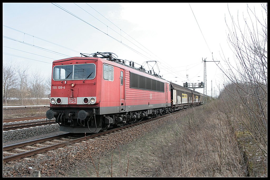 DB 155 108-4 mit Seitenschiebeandwagen Richtung Karower Kreuz (gesehen Berlin Hohensch�nhausen 26.03.2010)