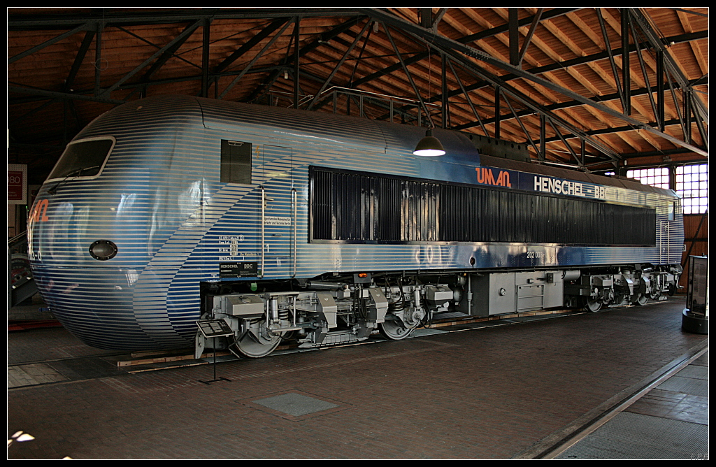 DB 202 003-0 ist eine Versuchsdiesellok f�r die Vorversuche zum ICE (Intercity Experimental) mit Geschwindigkeiten bis zu 250 km/h. Von der Lok wurden drei St�ck gebaut. Die Lok war bis 1985 im Betriebseinsatz. Das Bild zeigt die Lok mit der Stromschale vor dem F�hrerstand (Deutsches Technikmuseum Berlin 18.04.2010)