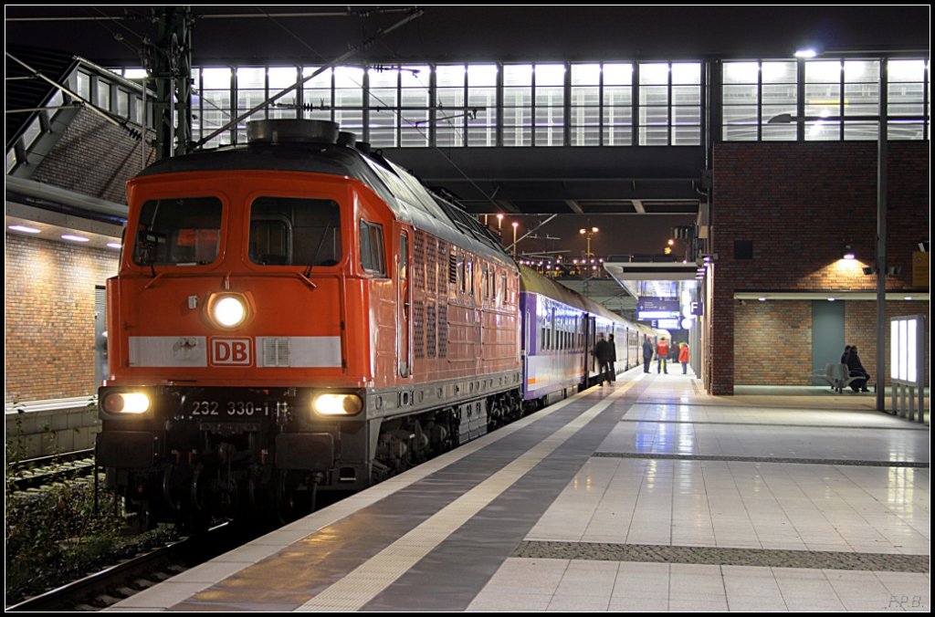 DB 232 330-1 zieht den D 40449/449 nach Kaliningrad und Warszawa Wschodnia, der in Bydgoszcz Glowna getrennt wird. Diese Leistung wird zum Fahrplanwechsel 2009/2010 wegfallen (ex 132 330-2, Doppeltraktionsf�hig; Nachts in Berlin Gesundbrunnen, 11.12.2009)
