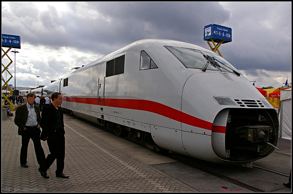 DB 410 101-0 pr�sentierte sich ein wenig schmutzig auf der Messe. Es handelt sich dabei um einen Messzug mit den beiden Mittelwagen f�r Oberleitungs- und Oberbaumessung sowie Funkverf�gbarkeit und Schienenmessung (NVR-Nummer 93 80 5410 101-0 D-DB, ex DB 410 001/002; INNOTRANS 2010 Berlin 21.09.2010)