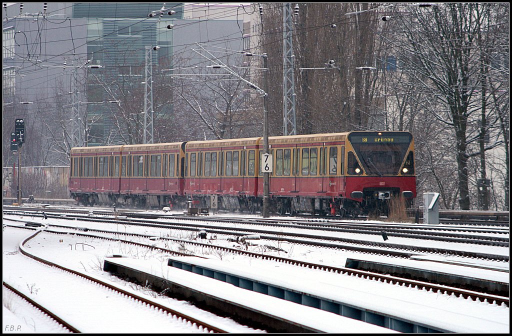 DB 480 054-6 auf der S8 nach Gr�nau (Berlin Greifswalder Str 30.12.2009)