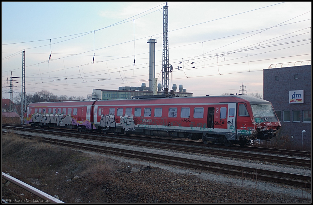DB 610 012-6 steht als Unfallfahrzeug mit stark beschädigter Front auf einem Zufahrtsgleis zum Bombardier-Werk. Der Triebwagen kollidierte im Dezember 2010 in Hohenstadt bei Pommelsbrunn mit einem LKW (NVR-Nummer 9580 0610 012-6 D-DB By, gesehen Hennigsdorf b. Berlin 25.02.2011)