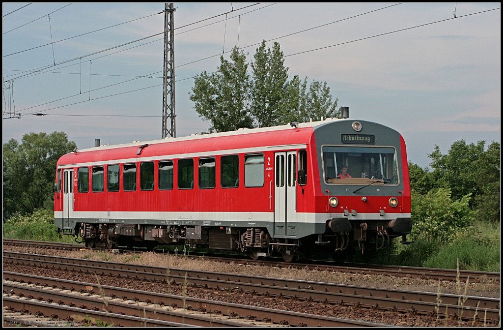 DB 626 982-2 beim Umlaufen des mitgebrachten Bauzugs. Urspr�nglich als Baureihe NE 81 zwischen 1981-1995 f�r Privatbahnen gebaut, �bernahm die DB von der Kahlgrundbahn drei Triebwagen und reihte sie als Baureihe 626 ein. Insgesamt wurden 26 dieser Triebwagen gebaut um als Schlepptriebwagen auch G�terwagen ziehen zu k�nnen (NVR-Nummer 9580 0 626 982-2 D-DB, Fahrzeug der 2. Serie mit modifizierter Front, gesehen Wustermark-Priort 10.06.2010)