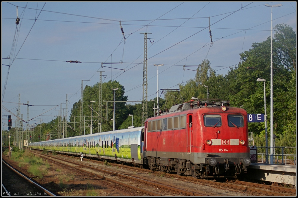DB AutoZug 115 114-1 bringt den Lr f�r den Sz 13956 M�nchen am 01.06.2011 nach Berlin Wannsee. An den ehemaligen Talgo-Wagen wurden die EuHoTra-Schriftz�ge �berklebt, auch die Anschrift an einigen Wagen wurde gro�fl�chig mit Stoffklebeband abgedeckt. F�r die Wagen ist es die erste Leistung �berhaupt seit diese umlackiert wurden.