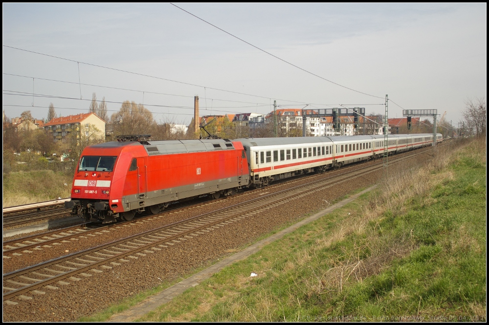 DB Fernverkehr 101 087-5 mit einem IC zum n�chsten Halt nach Bln.-Gesundbrunnen (gesehen Berlin Bornholmer Stra�e 09.04.2012)