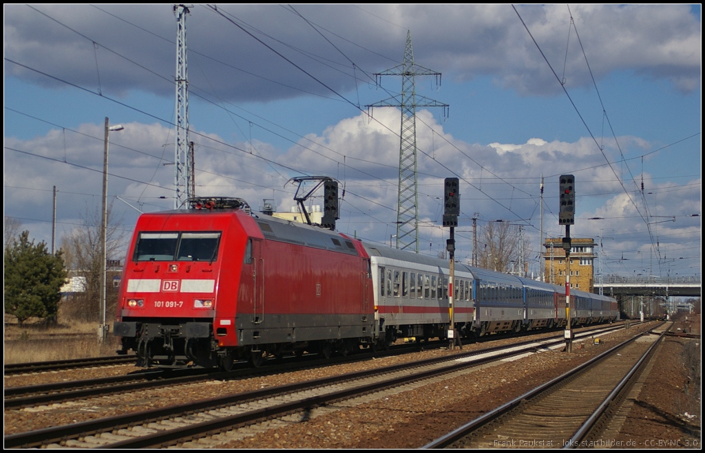 DB Fernverkehr 101 091 mit einem EC am 07.04.2013 in Berlin Sch�nefeld Flughafen