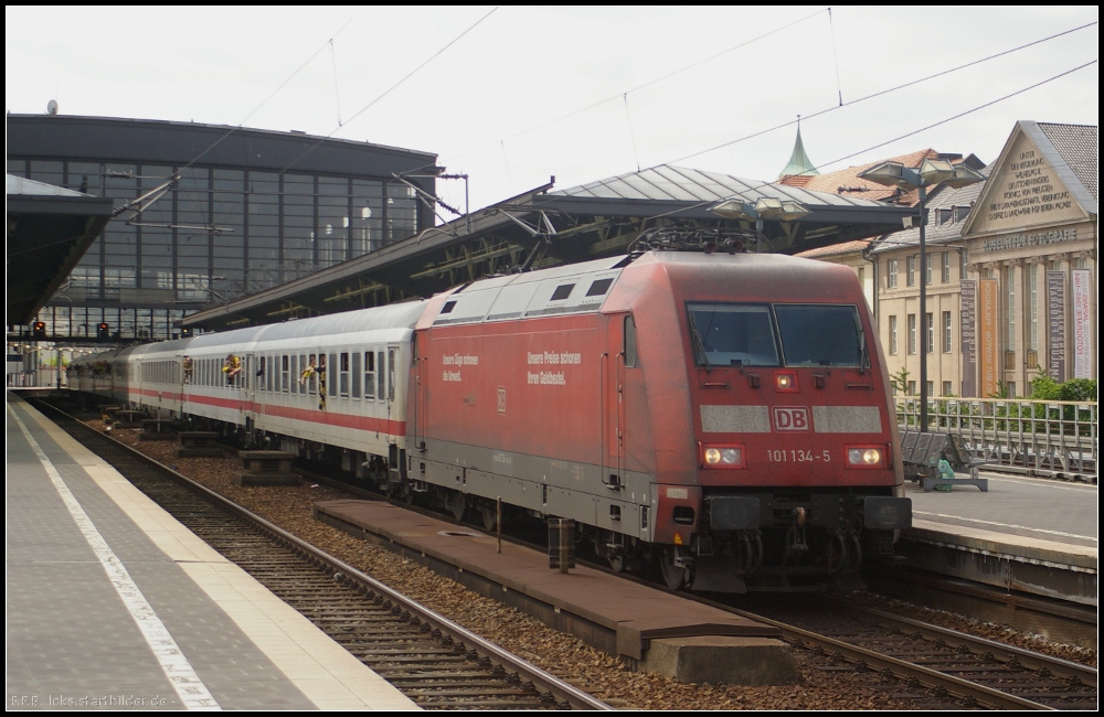 DB Fernverkehr 101 134-5 mit Sonderzug aus Dortmund zum DFB-Pokalfinale am 12.05.2012) bei Einfahrt in Berlin Zoologischer Garten