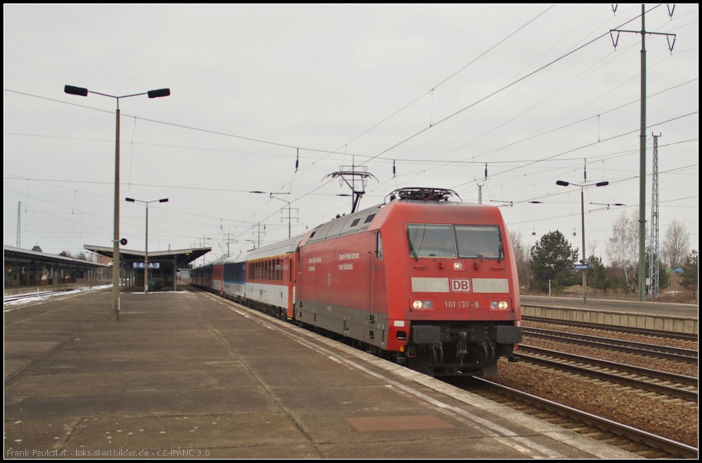 DB Fernverkehr 101 137 mit dem EC nach Hamburg-Altona ohne Halt als Umleiter am 03.04.2013 in Berlin Flughafen Sch�nefeld