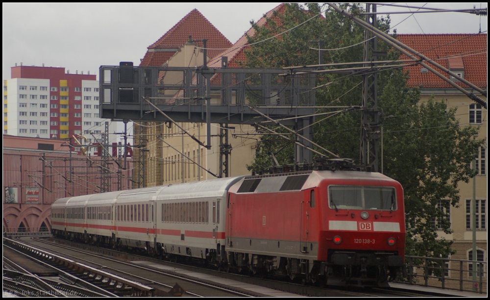 DB Fernverkehr 120 138 schiebt einen Ersatzzug zum n�chsten Halt Berlin Ostbahnhof (gesehen 14.06.2012 Berlin Alexanderplatz)
<br><br>
Update: ++ 10.04.2018 bei Fa. Bender, Opladen