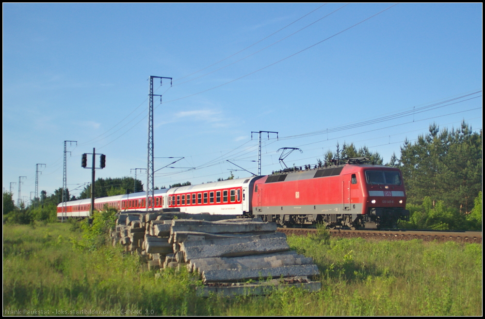 DB Fernverkehr 120 145 mit einem EC am 05.06.2013 in der Berliner Wuhlheide