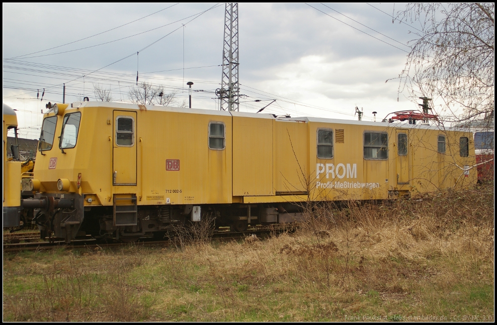 DB Netz 712 002 steht am 18.04.2013 auf den Schrottgleisen des Bw Cottbus (PROM, Profil-Me�triebwagen f�r das Lichtraumprofil in Tunneln)