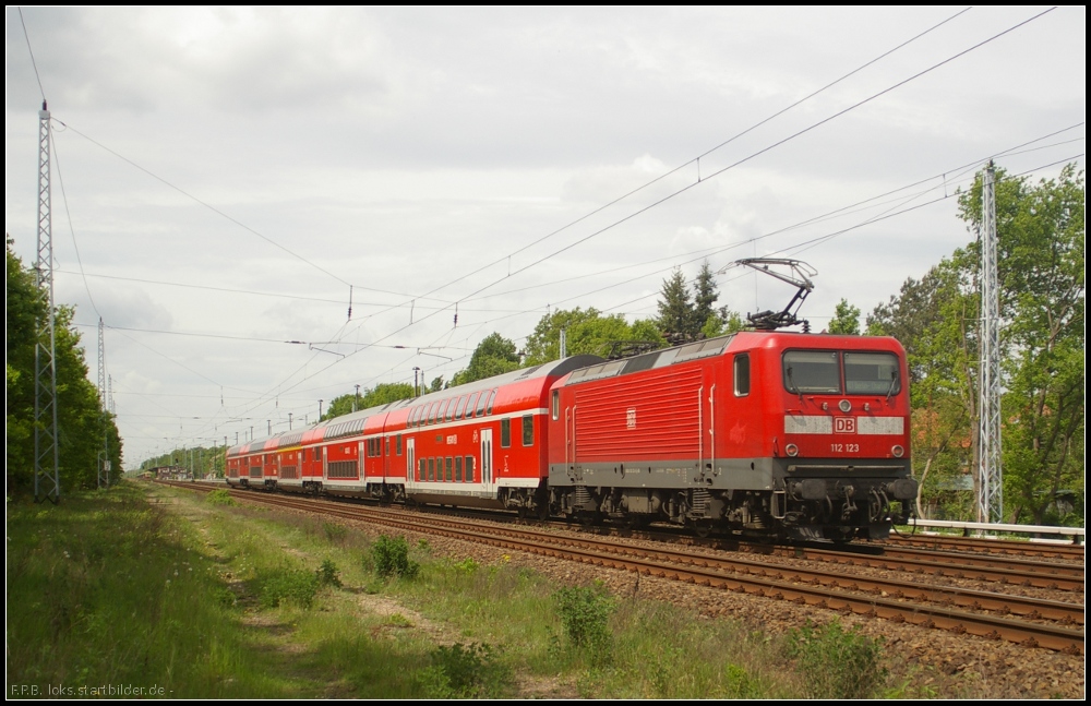 DB Regio 112 123 mit dem RE1 Berlin-Charlottenburg f�hrt am 10.05.2012 durch Berlin-Friedrichshagen