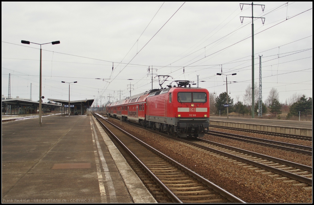 DB Regio 112 186 mit dem umgeleiteten RE3 nach Schwedt (Oder) am 03.04.2013 in Berlin Sch�nefeld Flughafen