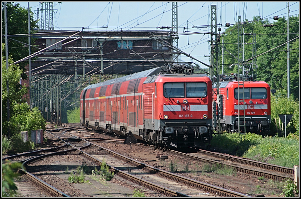 DB Regio 112 187-0 mit dem RE 1 nach Frankfurt (Oder). Rechts schiebt 112 109 den RE nach Brandburg (gesehen Berlin Wannsee 03.06.2010)