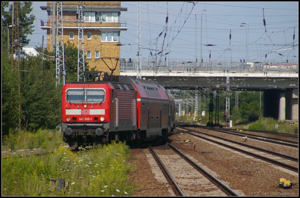 DB Regio 143 065-1 kommt zum Endhalt mit der RB14 aus Nauen am 23.07.2012 nach Berlin Sch�nefeld Flughafen