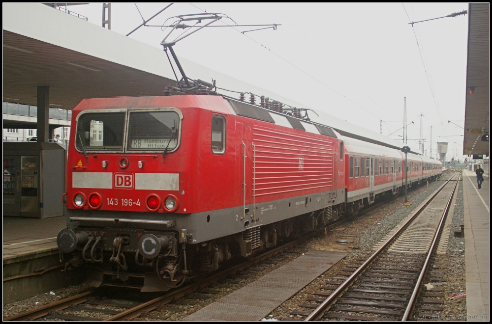 DB Regio 143 196-4 wird am 27.08.2011 ihre RB von Hamburg-Altona nach Itzehoe schieben
<br><br>
Regionalbahn Schleswig-Holstein, Kiel Hbf - Update: 2015 in Hamm Rbf z; 01/2016 verschrottet im Aw Bremen-Sebaldsbrück