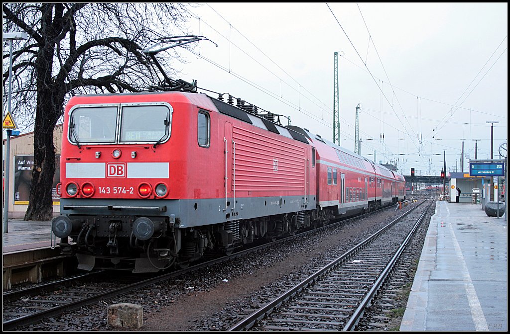 DB Regio 143 574-2 wird den RE11 Frankfurt (Oder) schieben (gesehen Bhf Cottbus 28.12.2009)
<br><br>
Update: 12/2015 in Braunschweig z; 04/2016 �berf�hrt nach Opladen; ++ 05.04.2016 Opladen