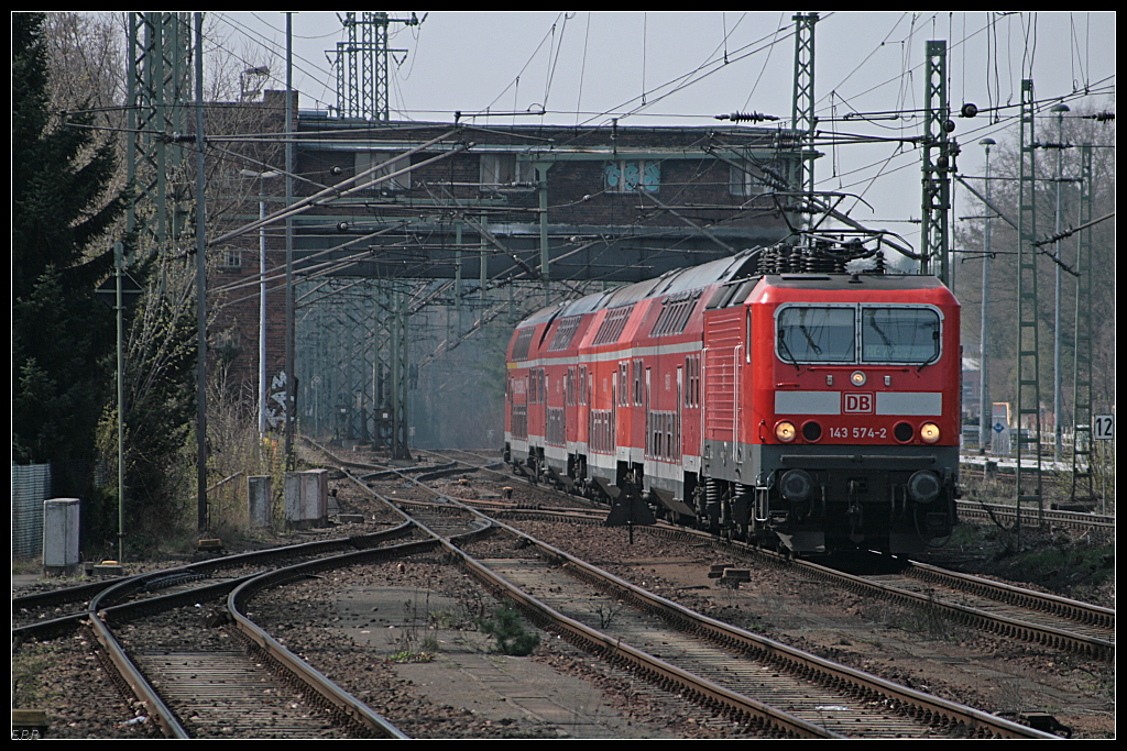 DB Regio 143 574-2 zieht den RE7 nach Wunsdorf-Waldstadt (Berlin Wannsee 13.04.2010)
<br><br>
Update: 12/2015 in Braunschweig z; 04/2016 �berf�hrt nach Opladen; ++ 05.04.2016 Opladen