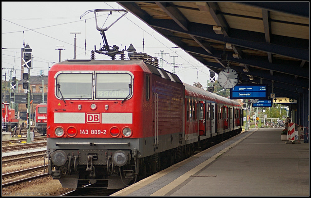 DB Regio 143 809-2 kam mit dem RE18 aus Dresden und wird ca. 25 Minuten später wieder zurück fahren (gesehen Cottbus 05.10.2010)
<br><br>
Update: ++ 2017 verschrottet im Aw Bremen (genaues Datum unbekannt)