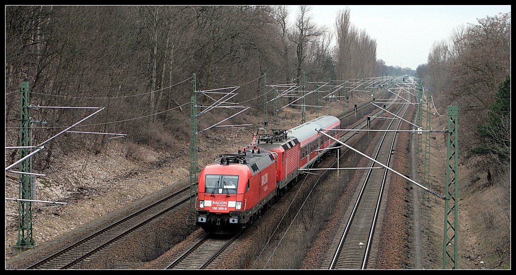 DB Regio 182 005-9 mit Wagenlok DB 143 947-0 im S-Bahnerg�nzungsverkehr als RB13 Berlin Hbf (gesehen Berlin Westend, F�rstenbrunner Br�cke am 19.03.2010)